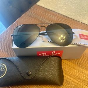 Ray-Ban Avaitor Poloarized black lens/black frame. Large frames RB3025